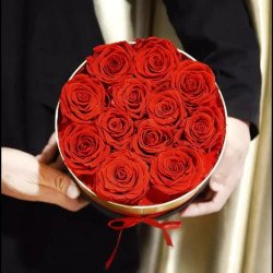 Аранжирана кутия 7 декоративни червени рози в стилна опаковка