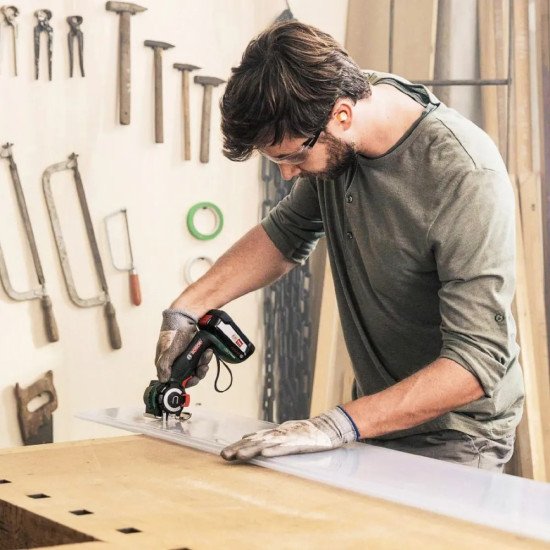 Bosch Трион верижен акумулаторен с батерия и зарядно, 18 V, 2.5 Ah, 6.5 см, AdvancedCut 18