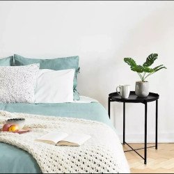 Черна кръгла метална маса