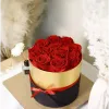 Аранжирана кутия 7 декоративни червени рози в стилна опаковка – Подаръци | TopZone.bg